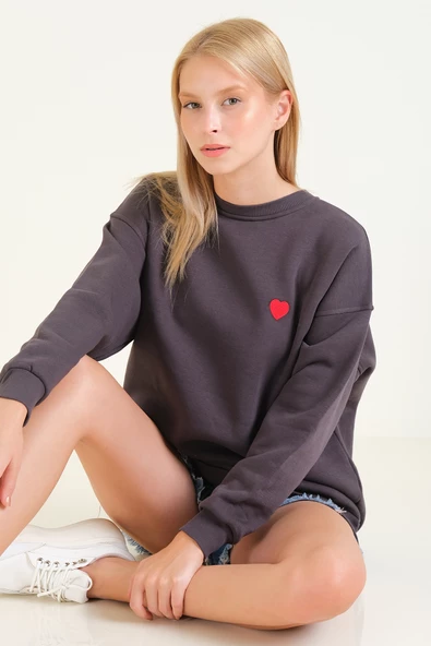 Kadın Kalp Nakışlı 3 İp Şardonlu Oversize Sweatshirt Füme