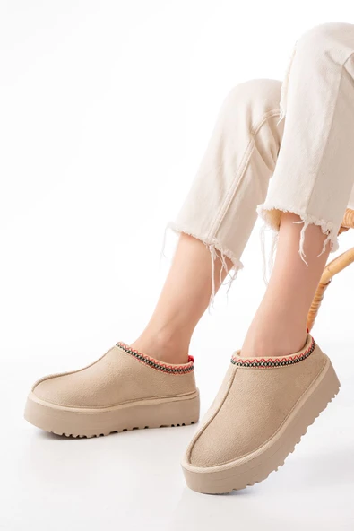 Bej Süet İçi Kürklü Kışlık Kapalı Burun Kadın Günlük Terlik ürün görseli 1