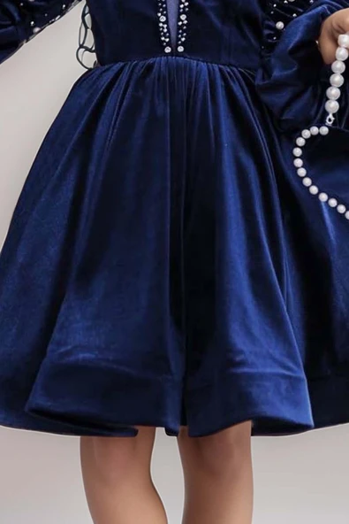 Kız Çocuk Yakadan Göğse ve Omuzları İnci İşlemeli Balon Kollu Lacivert Kadife Abiye - Resim 7