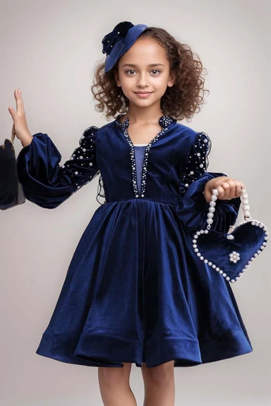 Kız Çocuk Yakadan Göğse ve Omuzları İnci İşlemeli Balon Kollu Lacivert Kadife Abiye - Resim 5