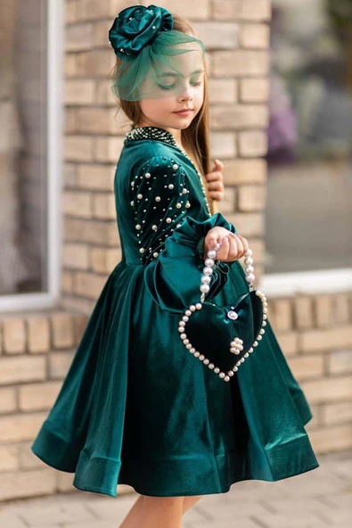 Kız Çocuk Yakadan Göğse ve Omuzları İnci İşlemeli Balon Kollu Yeşil Kadife Abiye - Resim 4