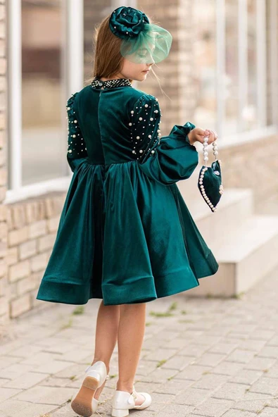 Kız Çocuk Yakadan Göğse ve Omuzları İnci İşlemeli Balon Kollu Yeşil Kadife Abiye - Resim 2