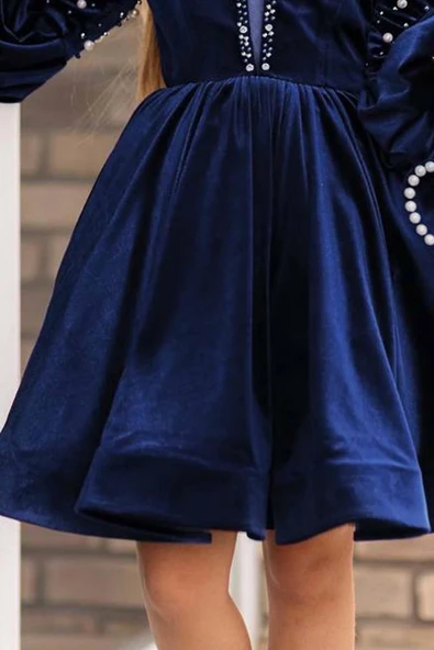 Kız Çocuk Yakadan Göğse ve Omuzları İnci İşlemeli Balon Kollu Lacivert Kadife Abiye - Resim 4