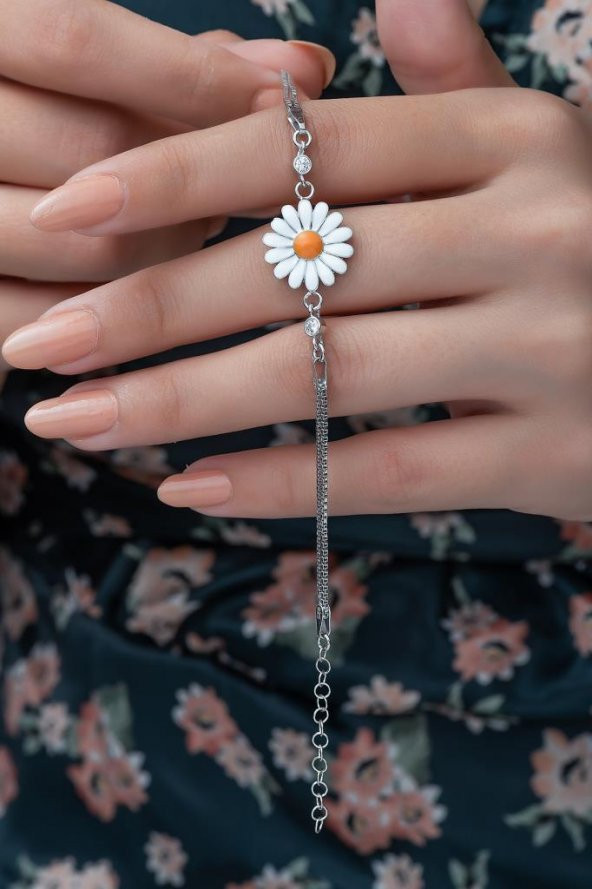 Şık Tasarımlı Gümüş Papatya Bayan Bileklik ürün görseli