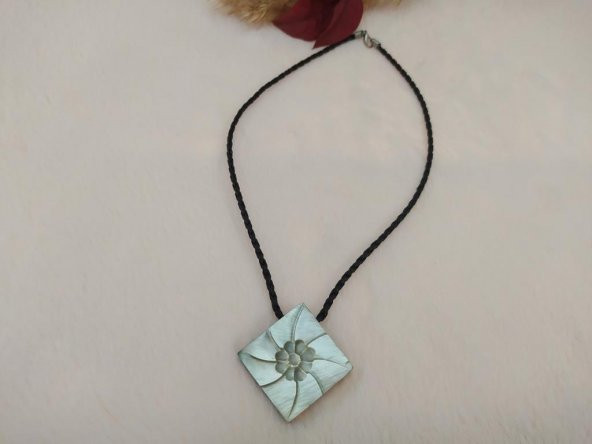 Hdmarketim Doğal Çiçek Dekorlu Sedef Taşından Kaucuk Kolye ürün görseli