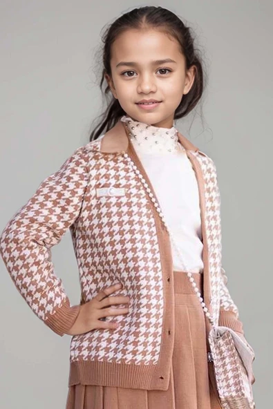 Kız Çocuk Kolları ve Yakası İnci Detaylı Bluz Kazayağı Desenli Triko Ceket Kahverengi Etekli Takım - Resim 6