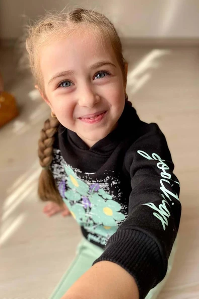 Kız Çocuk Kollarında Yazı Detayları ve Önü Çiçek Baskılı Yeşil Eşofman Takım - Resim 3