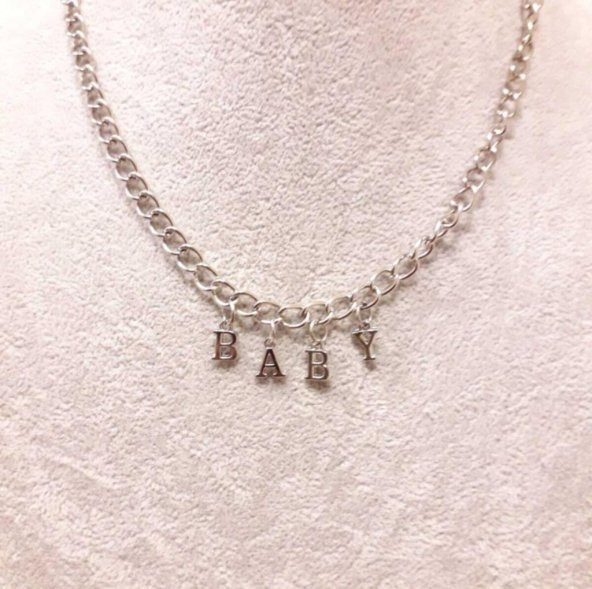 Gri Baby Yazılı Harfli 45 cm Zincirli Hediyelik Bayan Kolye Takı - Resim 2