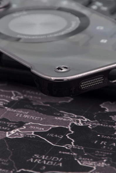 iPhone 13 Pro Uyumlu Siyah Renkli İnce Kenarlı Şeffaf Sert Kapak Kılıf - Resim 4