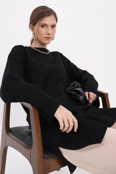Siyah-Oversize Yanları Yırtmaçlı Triko Tunik