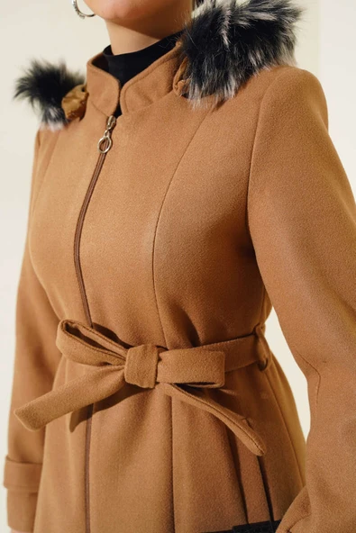 Kapüşonu Kürklü Fermuarlı Uzun Kaşe Kaban Latte - Resim 4