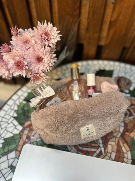 Pembe Peluş Kürklü Büyük Boy İçi Kapitoneli Makyaj Çantası