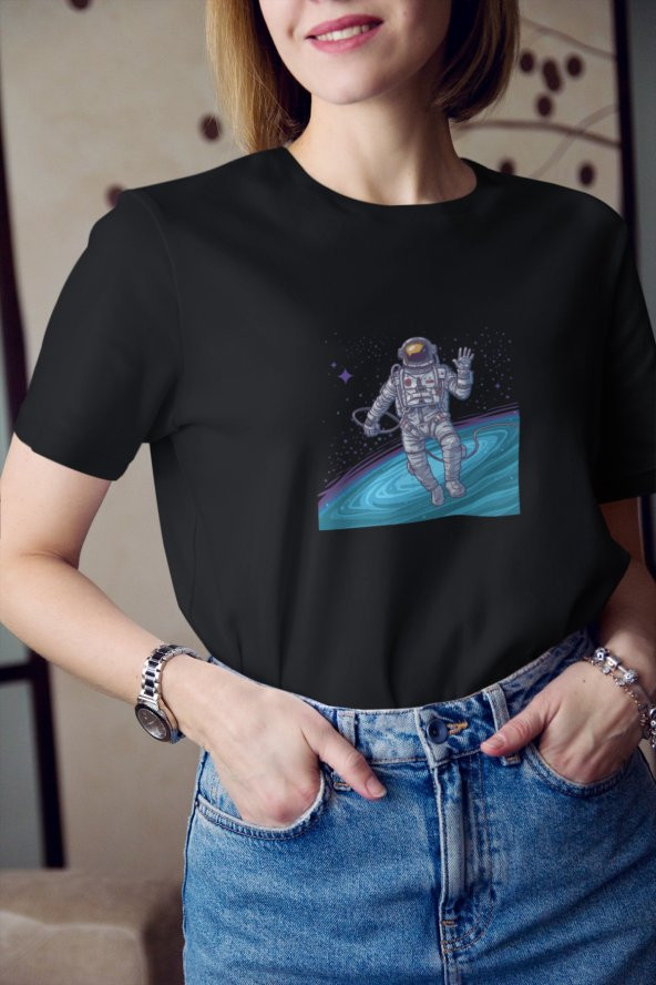 Astronot Uzayda Sallanan Renkli Baskılı Tişört Kadın Hediye Doğum Günü Hediyesi - 3