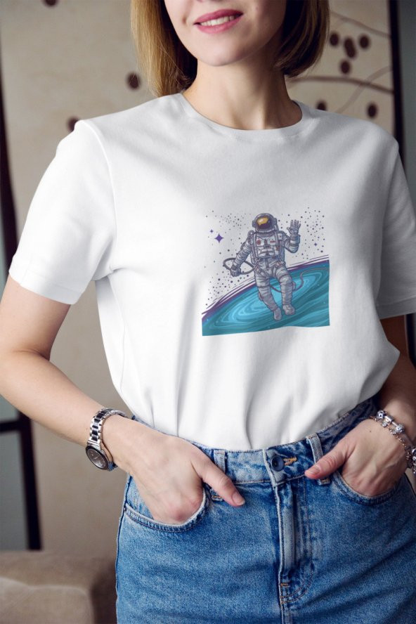 Astronot Uzayda Sallanan Renkli Baskılı Tişört Kadın Hediye Doğum Günü Hediyesi
