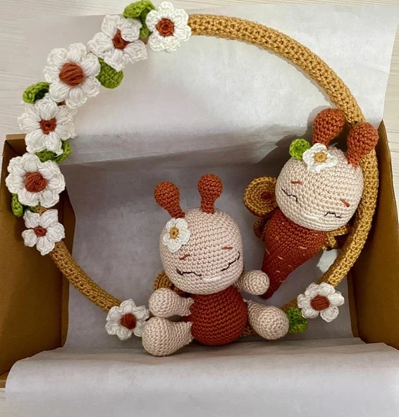 Sevimli Kelebek Kapı Süsü ve Çıngırak Amigurumi Organik Oyuncak Hediye Seti ürün görseli 1