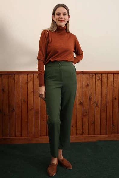 Koyu Yeşil-Paçası Yırtmaçlı Pantolon ürün görseli 1