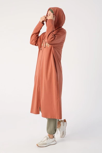 Tarçın-Büyük Beden Aplike Nakışlı Fermuarlı Hırka - 3