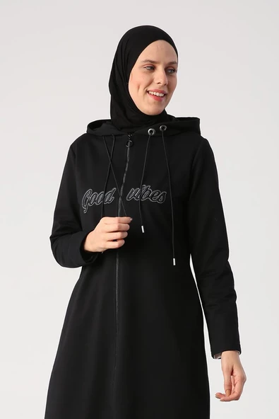 Siyah-Aplike Nakışlı Çift Kordonlu Kapüşonlu Hırka