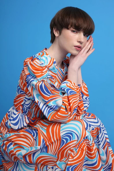 Turuncu-Saks-Kolları Beli Büzgü Detaylı Desenli Fırfırlı Elbise - Resim 5