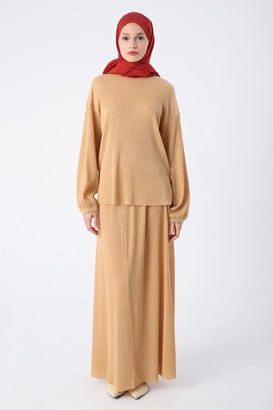 Bej-Pliseli Yırtmaç Detaylı Bluzlu Etekli Takım - Resim 2
