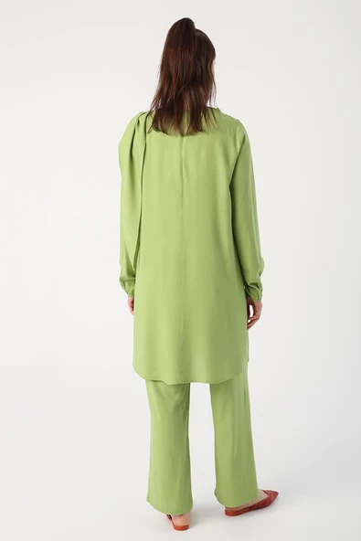 Yeşil-Viskon Degaje Detaylı Pantolonlu Takım - Resim 4