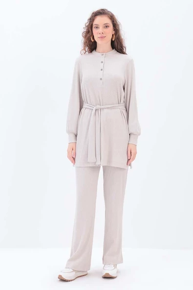 Bej-Yarım Patlı Kuşaklı Pantolonlu Takım - Resim 2