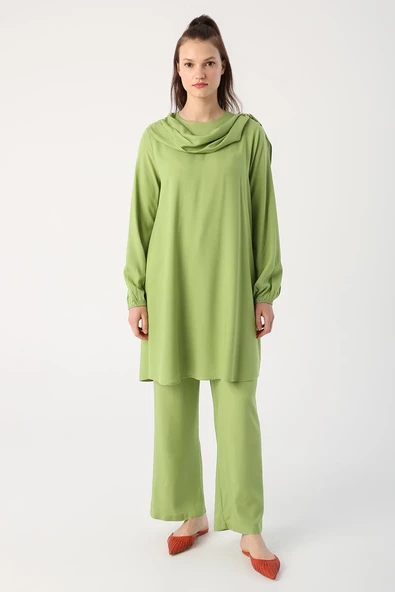 Yeşil-Viskon Degaje Detaylı Pantolonlu Takım - Resim 2