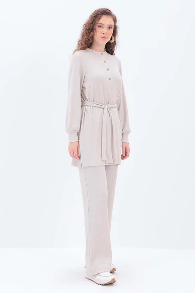 Bej-Yarım Patlı Kuşaklı Pantolonlu Takım - Resim 3