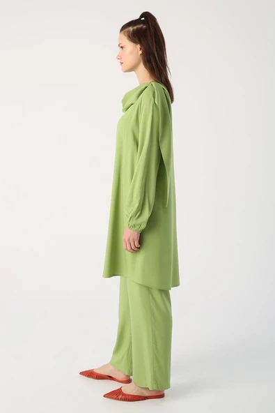 Yeşil-Viskon Degaje Detaylı Pantolonlu Takım - Resim 3