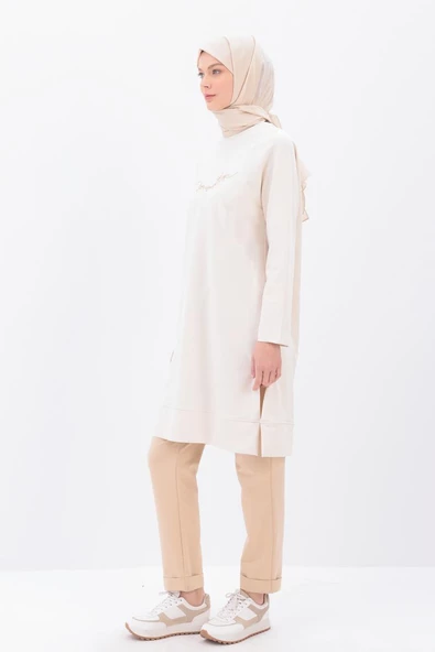 Ekru-ZİNCİR NAKIŞLI YANDAN YIRTMAÇLI TUNİK - Resim 3