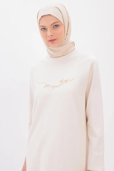 Ekru-ZİNCİR NAKIŞLI YANDAN YIRTMAÇLI TUNİK ürün görseli