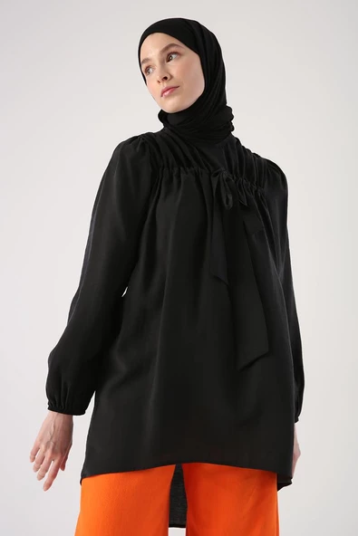 Siyah-Büzgülü Fiyonk Detaylı Arkası Düğmeli Salaş Tunik ürün görseli