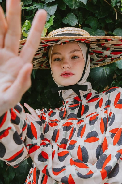 Ekru-Kırmızı-Dik Yaka Beli Büzgü Detaylı Desenli Tunik ürün görseli