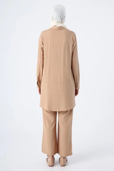 Koyu Bej-Gömlek Yaka Yarım Patlı Yırtmaçlı Arkası Uzun Tunik - Resim 4
