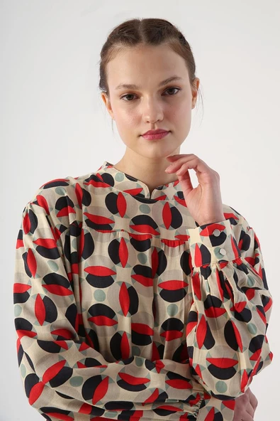 Ekru-Kırmızı-Dik Yaka Beli Büzgü Detaylı Desenli Tunik - Resim 6