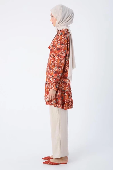 Kiremit-Bej-Yakası Kolları Ve Eteği Fırfırlı Desenli Viskon Tunik - Resim 3