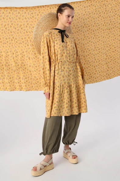 Sarı-Kırmızı-Dik Yaka Beli Büzgü Detaylı Desenli Tunik ürün görseli