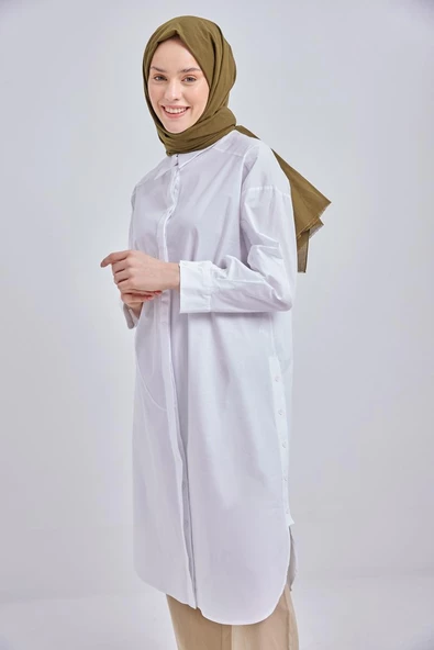 Beyaz-Yanları Düğmeli Likralı Uzun Poplin Gömlek ürün görseli