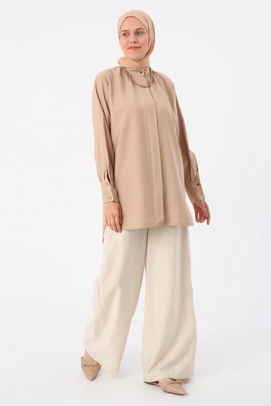 Sütlü Kahve-Dik Yaka Büzgülü Kol Düğmesi Detaylı Gömlek - Resim 3