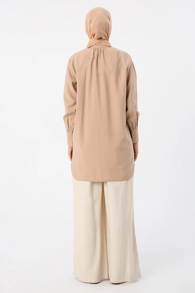 Sütlü Kahve-Dik Yaka Büzgülü Kol Düğmesi Detaylı Gömlek - Resim 4