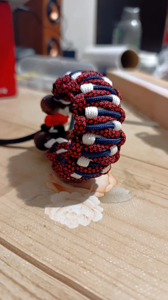 - SELANOGLUDESİGN - Boncuk eklenerek görsel olarak temalaştırılan paracord bileklik