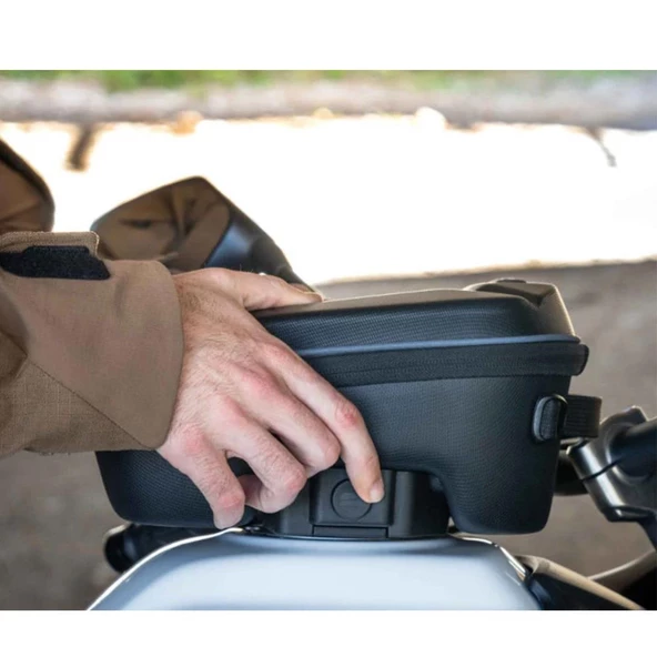 SHAD E09CM KİLİT SİSTEMLİ DEPO ÜSTÜ ÇANTA 5LT X0SE09CM - 7