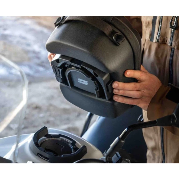 SHAD E09CM KİLİT SİSTEMLİ DEPO ÜSTÜ ÇANTA 5LT X0SE09CM - 6