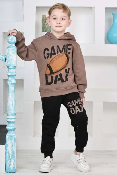 Erkek Çocuk Üzerinde Top ve Game Day Yazı Baskılı Sweatshirt 3 İplik Kahverengi Eşofman Takım ürün görseli