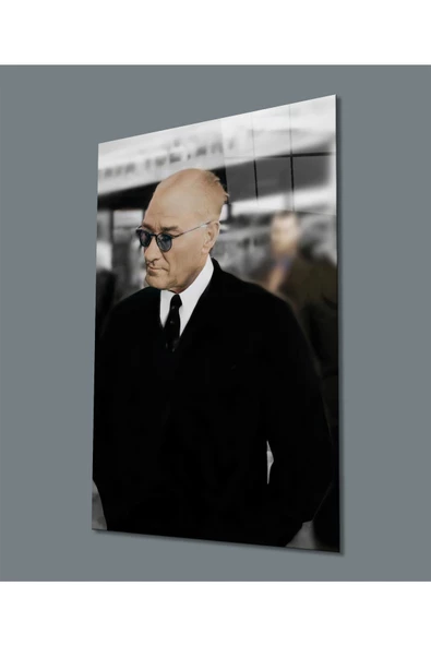Yakışıklı Takım Elbiseli Atatürk Dekoratif ve Modern Cam Tablo, Uv Baskılı ve Temperli, Hediyelik ürün görseli