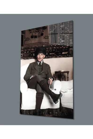 Takım Elbiseli Oturan Atatürk Dekoratif ve Modern Cam Tablo, Uv Baskılı ve Temperli, Hediyelik