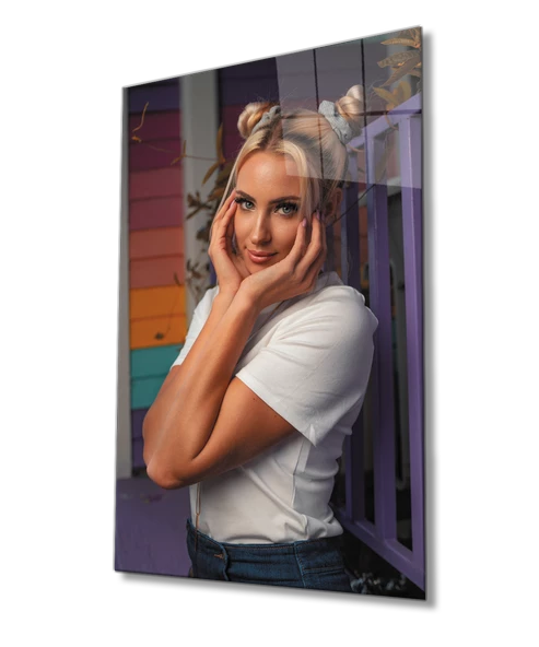 Sarışın Mor Kadın Dekoratif ve Modern Cam Tablo ürün görseli
