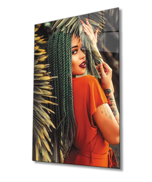 Afro Saçlı Palmiyeler Arasında Kadın Dekoratif ve Modern Cam Tablo ürün görseli