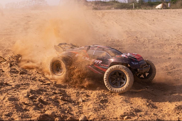 ELEKTRİKLİ RC 1:8 ÖLÇEK SERVO MOTOR SÜSPANSİYONLU ARAZİ ARACI SPOR ARAÇ 85 KM HIZ RC ARAÇ - 8