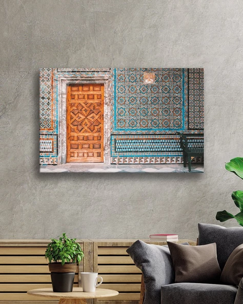 Motifli Taş Duvarlar ve Ahşap Oyma Kapı Dekoratif ve Modern Cam Tablo